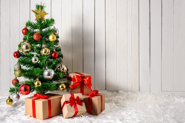 Árbol de navidad y adornos con cajas de regalos