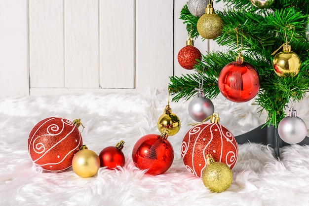 Árbol de navidad y adornos con cajas de regalos