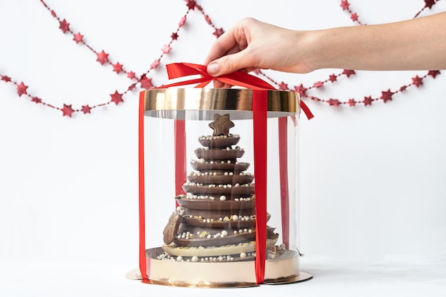 Árbol de Navidad con adornos comestibles en caja. Comida navideña, postre de chocolate casero. Ideas creativas de Navidad. Regalo de año nuevo o regalo.