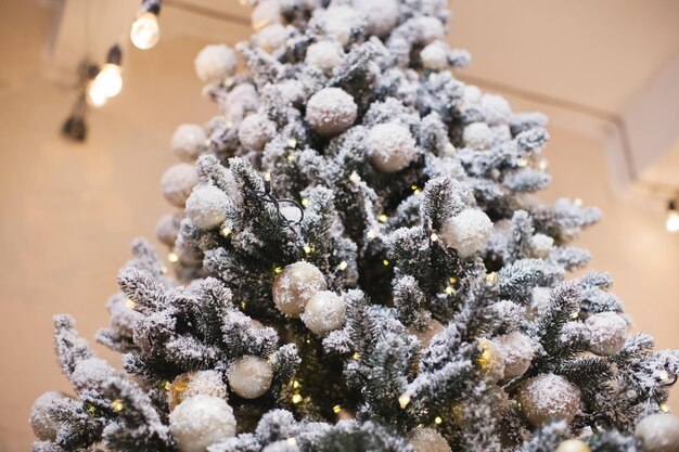 Árbol de navidad con adornos dorados y marrones y luces copia espacio para texto