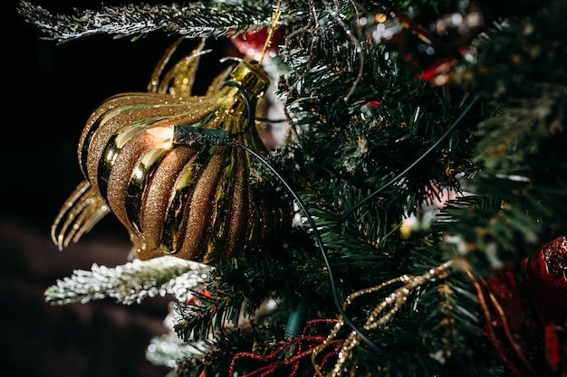 Árbol de navidad y adornos navideños.