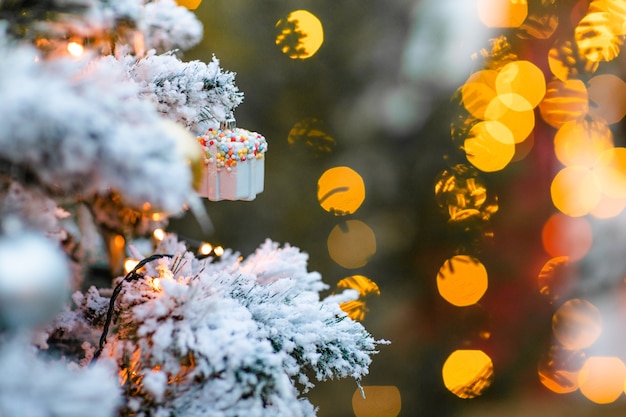 Árbol de Navidad con adornos y nieve.