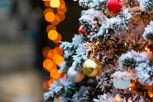 Árbol de Navidad con adornos y nieve.