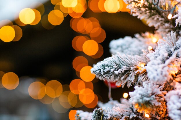 Árbol de Navidad con adornos y nieve.