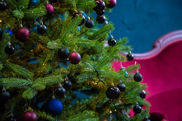 Árbol de Navidad con adornos y regalos. enfoque selectivo. contento.