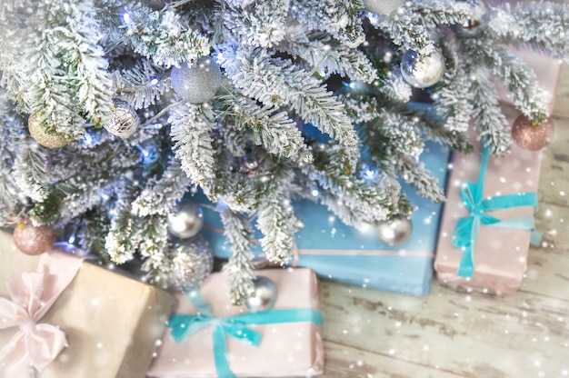 Árbol de Navidad con adornos y regalos. Enfoque selectivo. Fiesta.