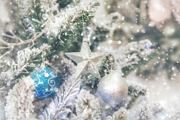 Árbol de Navidad con adornos y regalos. Enfoque selectivo. Fiesta.