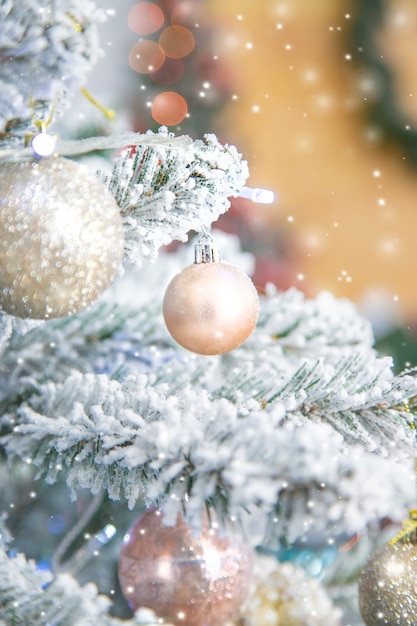 Árbol de Navidad con adornos y regalos. Enfoque selectivo. Fiesta.