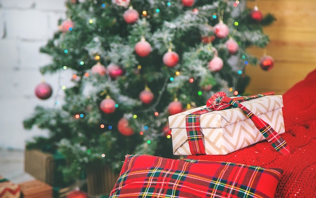 Árbol de Navidad con adornos y regalos. Enfoque selectivo. Fiesta.