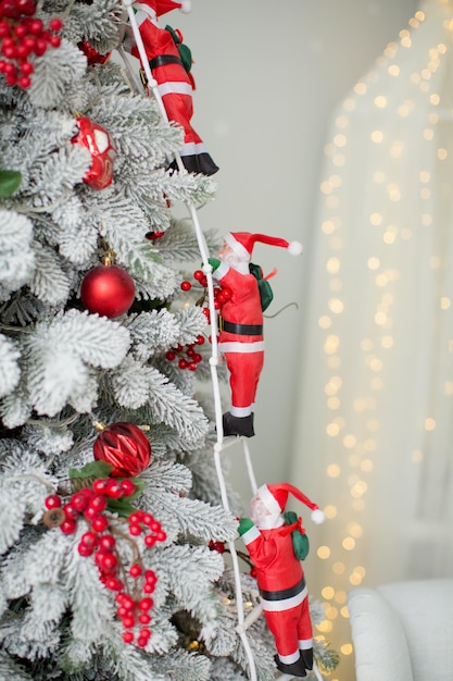 Árbol de Navidad con adornos rojos