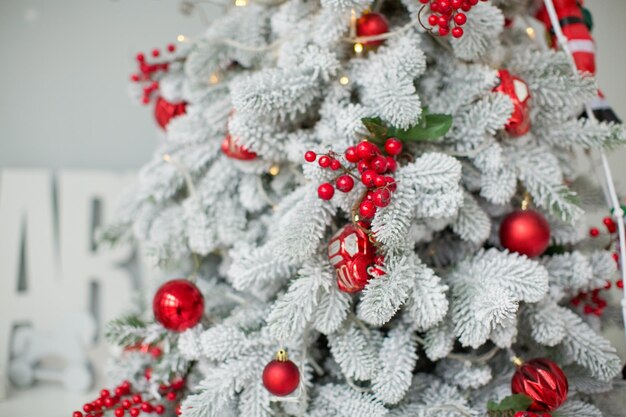 Árbol de Navidad con adornos rojos