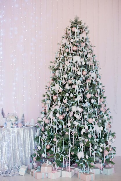 Árbol de navidad con adornos rosas y azules