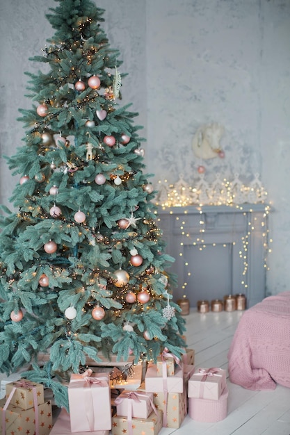 Árbol de navidad con adornos rosas y dorados