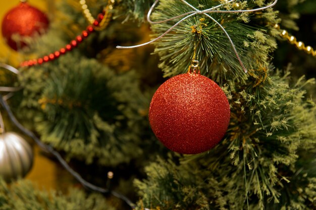 Árbol de Navidad con adornos.