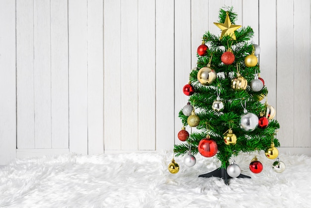 Árbol de navidad y adornos