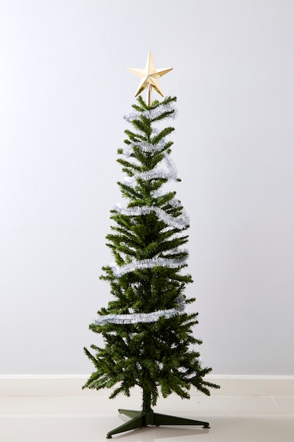 Árbol de navidad aislado en blanco