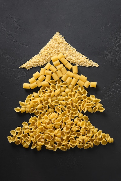 Árbol de Navidad alternativo de diferentes pastas secas para la cocina italiana.