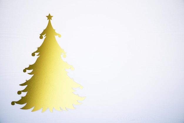 Árbol de Navidad amarillo en fondo blanco.