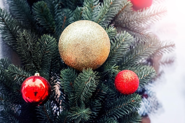 Árbol de navidad y año nuevo con adornos bolas de colores