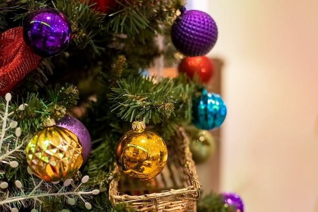 Árbol de Navidad de año nuevo decorado con bolas de colores de cerca, enfoque suave, desenfoque de fondo