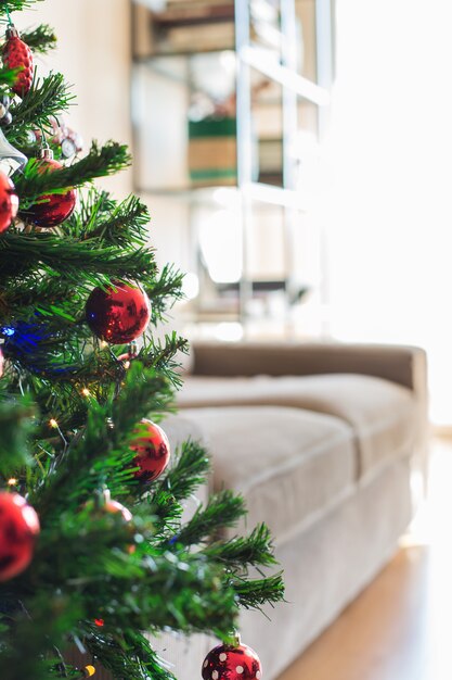 Árbol de Navidad año nuevo en una sala de estar en el interior