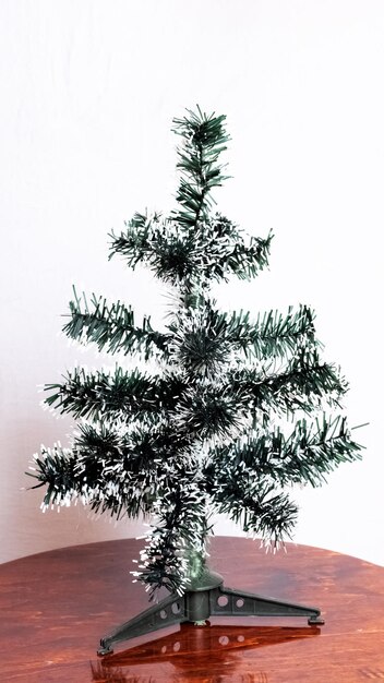 Árbol de navidad artificial en una mesa de madera