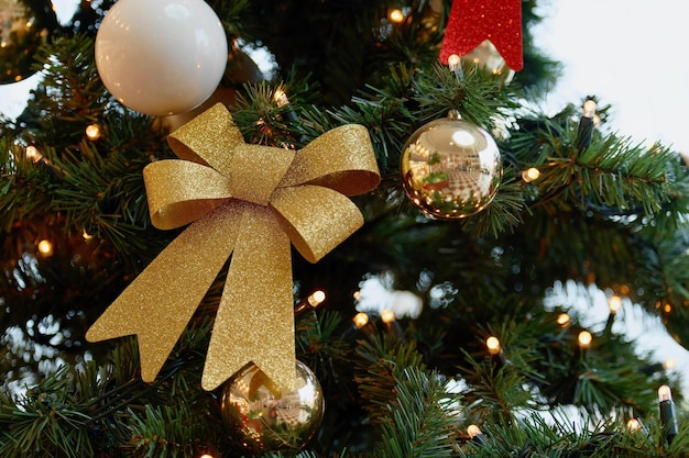 Árbol de Navidad bellamente decorado con fondo borroso Concepto para las vacaciones de Navidad y la temporada de invierno