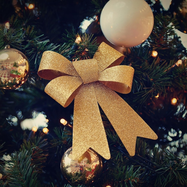 Árbol de Navidad bellamente decorado con fondo borroso Concepto para las vacaciones de Navidad y la temporada de invierno