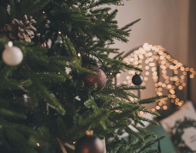 Árbol de Navidad bellamente decorado con globos en un ambiente hogareño acogedor