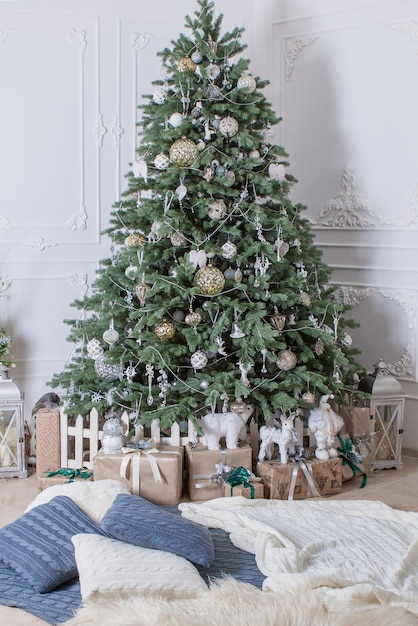 Árbol de Navidad bellamente decorado con regalos