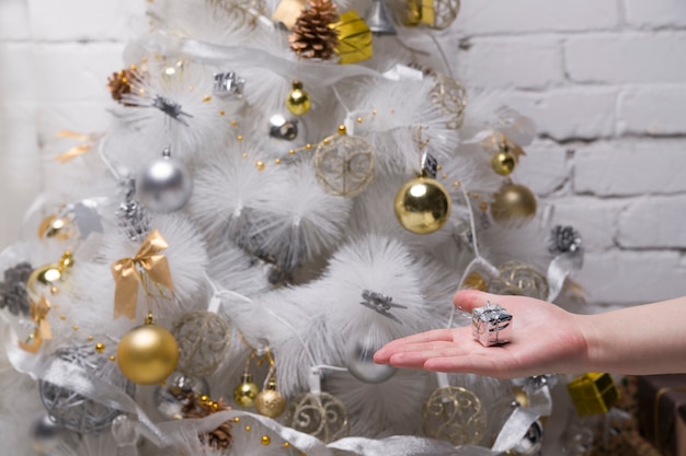 Árbol de Navidad blanco con bolas doradas y plateadas cajas de regalo decoraciones navideñas