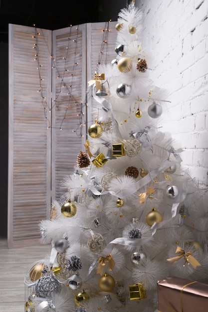 Árbol de Navidad blanco con bolas doradas y plateadas cajas de regalo decoraciones navideñas