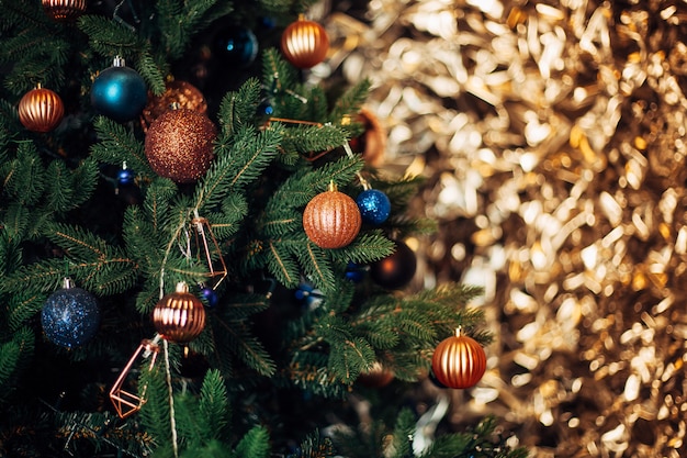 Árbol de Navidad con bolas de colores y cajas de regalo en blanco