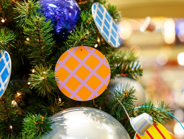 Árbol de Navidad con bolas de colores. Fondo de celebración de año nuevo de concepto. Foto de primer plano del árbol de Navidad decorado con bolas de colores. tarjeta de año nuevo