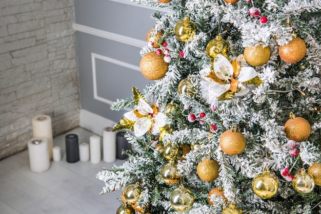 Árbol de Navidad con bolas doradas, juguetes.