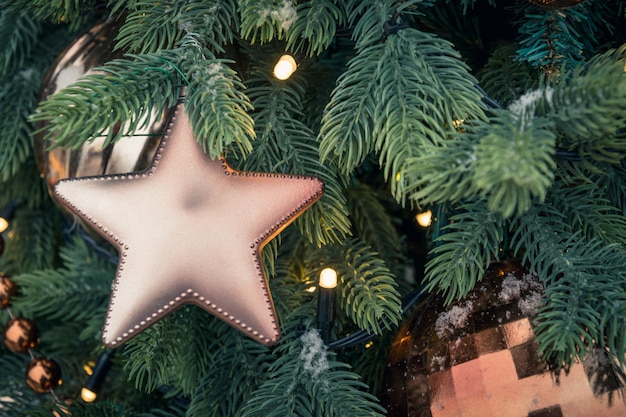 Árbol de Navidad con bolas de estrellas doradas,