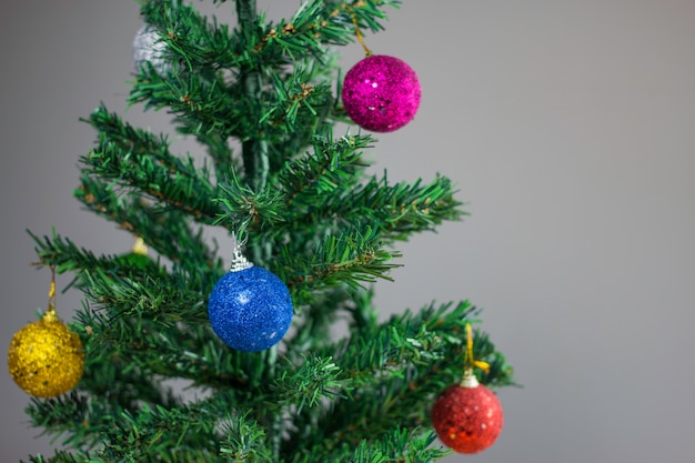 Árbol de Navidad con bolas de Navidad. enfoque selectivo