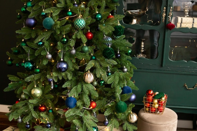 Árbol de Navidad con bolas de Navidad verdes, azules y rojas.