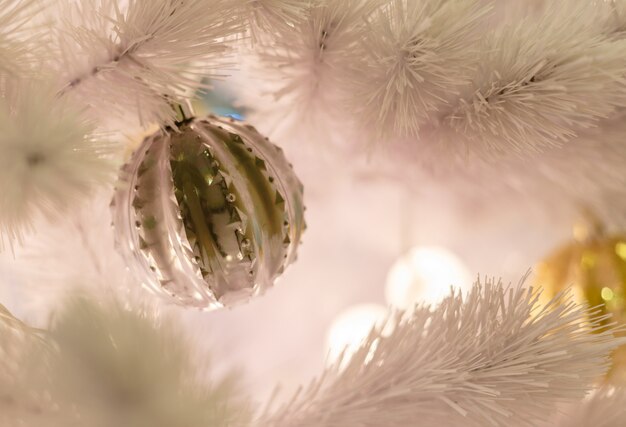 Árbol de Navidad con bolas de oro. Fondo de celebración de año nuevo.