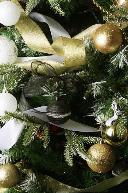 Árbol de Navidad. Bolas de plata y oro. De cerca