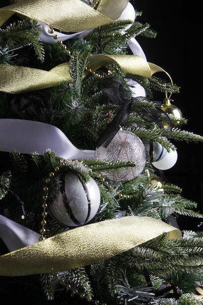 Árbol de Navidad. Bolas de plata y oro.