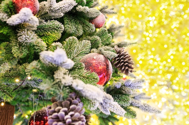 Árbol de Navidad con bolas rojas. Fondo de celebración de año nuevo de concepto. Foto de primer plano del árbol de navidad decorado con bolas rojas