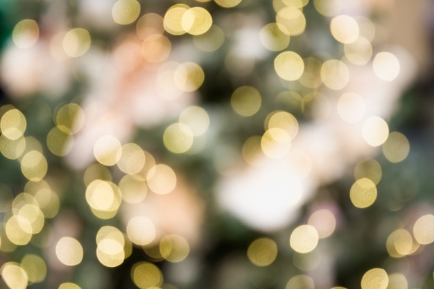 Árbol de Navidad borrosa con guirnaldas doradas