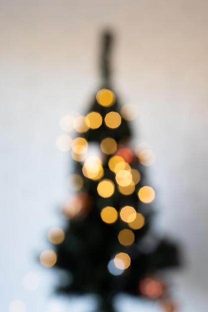 Árbol de Navidad borroso con luces de hadas