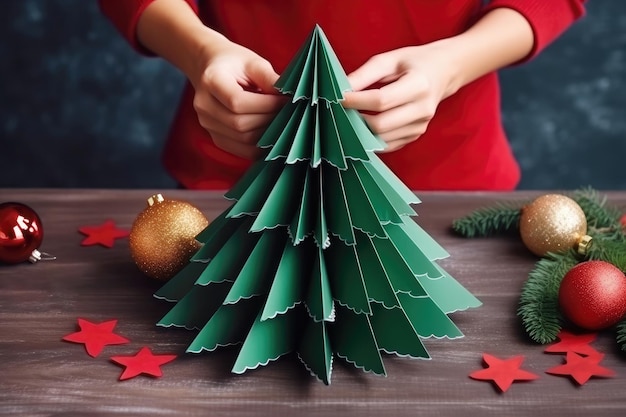 Árbol de Navidad de bricolaje creación casera de una mujer astuta.