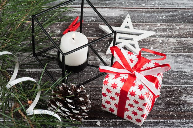 Árbol de navidad y caja de regalo roja