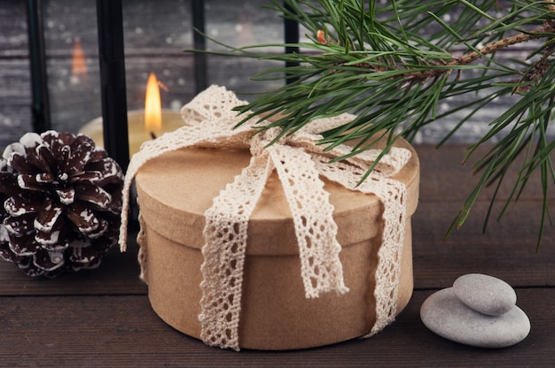 Árbol de navidad, caja de regalo y vela.