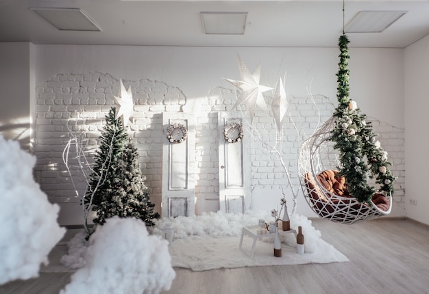 Árbol de Navidad con cajas de regalo. Decoraciones de año nuevo. Interior de lujo de año nuevo.