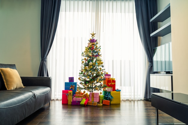 Árbol de navidad y cajas de regalo en la sala