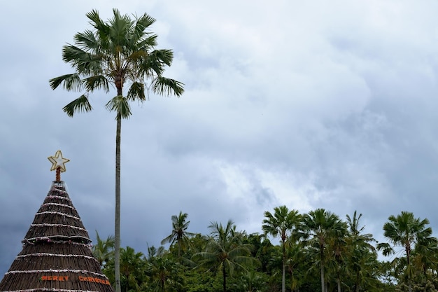 Árbol de navidad en la calle de Bali Indonesia hecho de madera